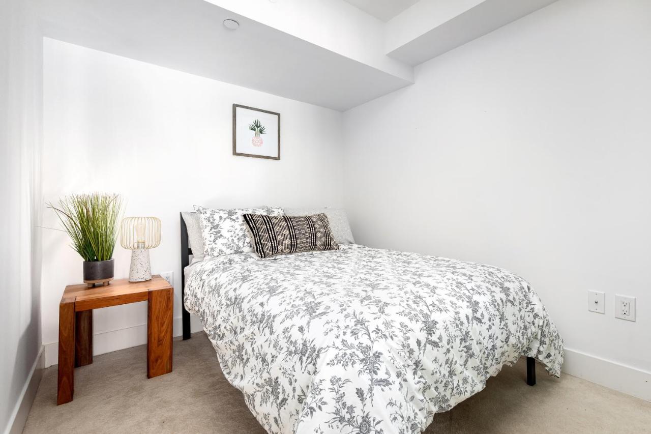 Upscale & Modern 2Bd + Den 2Ba Heart Of Downtown! Leilighet Toronto Eksteriør bilde