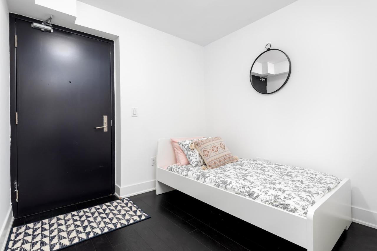 Upscale & Modern 2Bd + Den 2Ba Heart Of Downtown! Leilighet Toronto Eksteriør bilde
