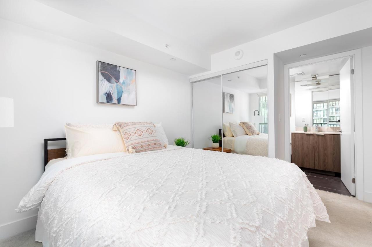 Upscale & Modern 2Bd + Den 2Ba Heart Of Downtown! Leilighet Toronto Eksteriør bilde