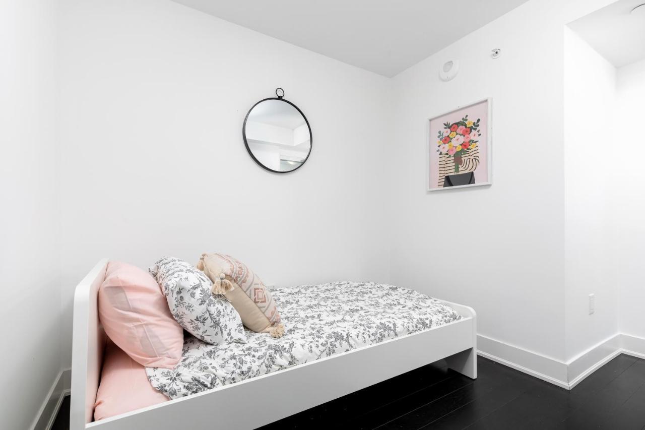 Upscale & Modern 2Bd + Den 2Ba Heart Of Downtown! Leilighet Toronto Eksteriør bilde